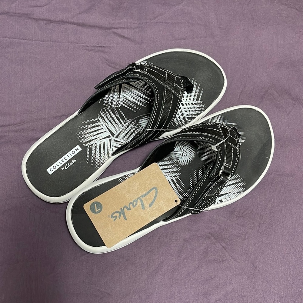 Clarks thongs